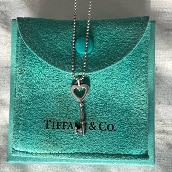 RARE find Authentic Tiffany & Co. silver key heart pendant with beaded necklace - Picture 6 of 8